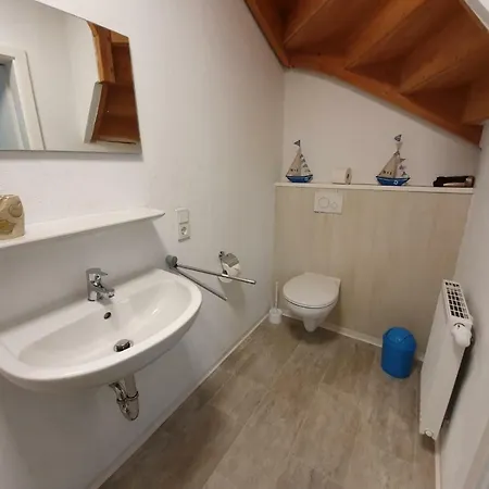 Marijanas Ferienwohnungen Gründeich Ein alter wunderschöner Resthof aus dem neunzehnten Jahrhundert mit Weidefläche und Obstwiesen Bitte nicht buchen wenn Sie eine unkrautfreie moderne Parkanlage erwarten Es ist ein rustikaler Hof Holtgast Exterior foto