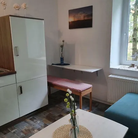 Marijanas Ferienwohnungen Gründeich Ein alter wunderschöner Resthof aus dem neunzehnten Jahrhundert mit Weidefläche und Obstwiesen Bitte nicht buchen wenn Sie eine unkrautfreie moderne Parkanlage erwarten Es ist ein rustikaler Hof Holtgast Exterior foto