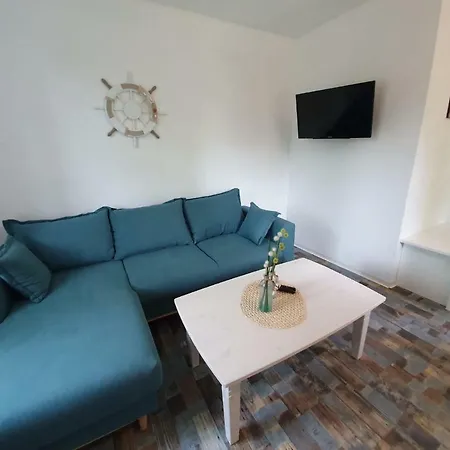 Marijanas Ferienwohnungen Gründeich Ein alter wunderschöner Resthof aus dem neunzehnten Jahrhundert mit Weidefläche und Obstwiesen Bitte nicht buchen wenn Sie eine unkrautfreie moderne Parkanlage erwarten Es ist ein rustikaler Hof Holtgast Exterior foto