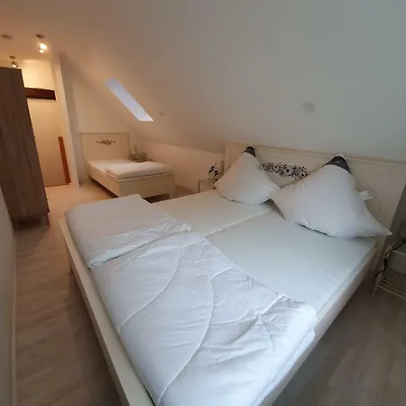 Marijanas Ferienwohnungen Gründeich Ein alter wunderschöner Resthof aus dem neunzehnten Jahrhundert mit Weidefläche und Obstwiesen Bitte nicht buchen wenn Sie eine unkrautfreie moderne Parkanlage erwarten Es ist ein rustikaler Hof Holtgast Exterior foto