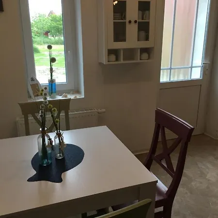 Marijanas Ferienwohnungen Gründeich Ein alter wunderschöner Resthof aus dem neunzehnten Jahrhundert mit Weidefläche und Obstwiesen Bitte nicht buchen wenn Sie eine unkrautfreie moderne Parkanlage erwarten Es ist ein rustikaler Hof Holtgast Exterior foto