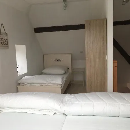 Marijanas Ferienwohnungen Gründeich Ein alter wunderschöner Resthof aus dem neunzehnten Jahrhundert mit Weidefläche und Obstwiesen Bitte nicht buchen wenn Sie eine unkrautfreie moderne Parkanlage erwarten Es ist ein rustikaler Hof Holtgast Exterior foto