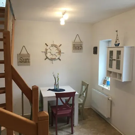 Marijanas Ferienwohnungen Gründeich Ein alter wunderschöner Resthof aus dem neunzehnten Jahrhundert mit Weidefläche und Obstwiesen Bitte nicht buchen wenn Sie eine unkrautfreie moderne Parkanlage erwarten Es ist ein rustikaler Hof Holtgast Exterior foto