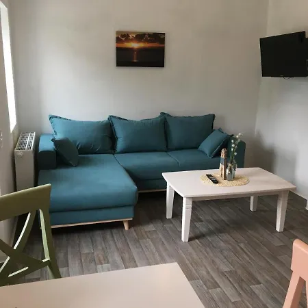 Marijanas Ferienwohnungen Gründeich Ein alter wunderschöner Resthof aus dem neunzehnten Jahrhundert mit Weidefläche und Obstwiesen Bitte nicht buchen wenn Sie eine unkrautfreie moderne Parkanlage erwarten Es ist ein rustikaler Hof Holtgast Exterior foto