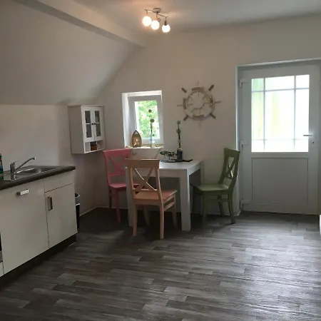 Marijanas Ferienwohnungen Gründeich Ein alter wunderschöner Resthof aus dem neunzehnten Jahrhundert mit Weidefläche und Obstwiesen Bitte nicht buchen wenn Sie eine unkrautfreie moderne Parkanlage erwarten Es ist ein rustikaler Hof Holtgast Exterior foto