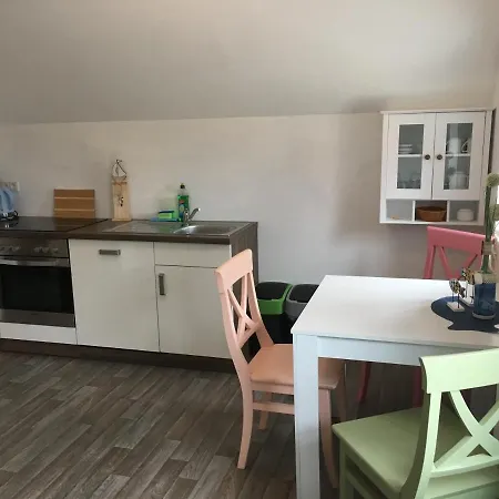 Marijanas Ferienwohnungen Gründeich Ein alter wunderschöner Resthof aus dem neunzehnten Jahrhundert mit Weidefläche und Obstwiesen Bitte nicht buchen wenn Sie eine unkrautfreie moderne Parkanlage erwarten Es ist ein rustikaler Hof Holtgast Exterior foto